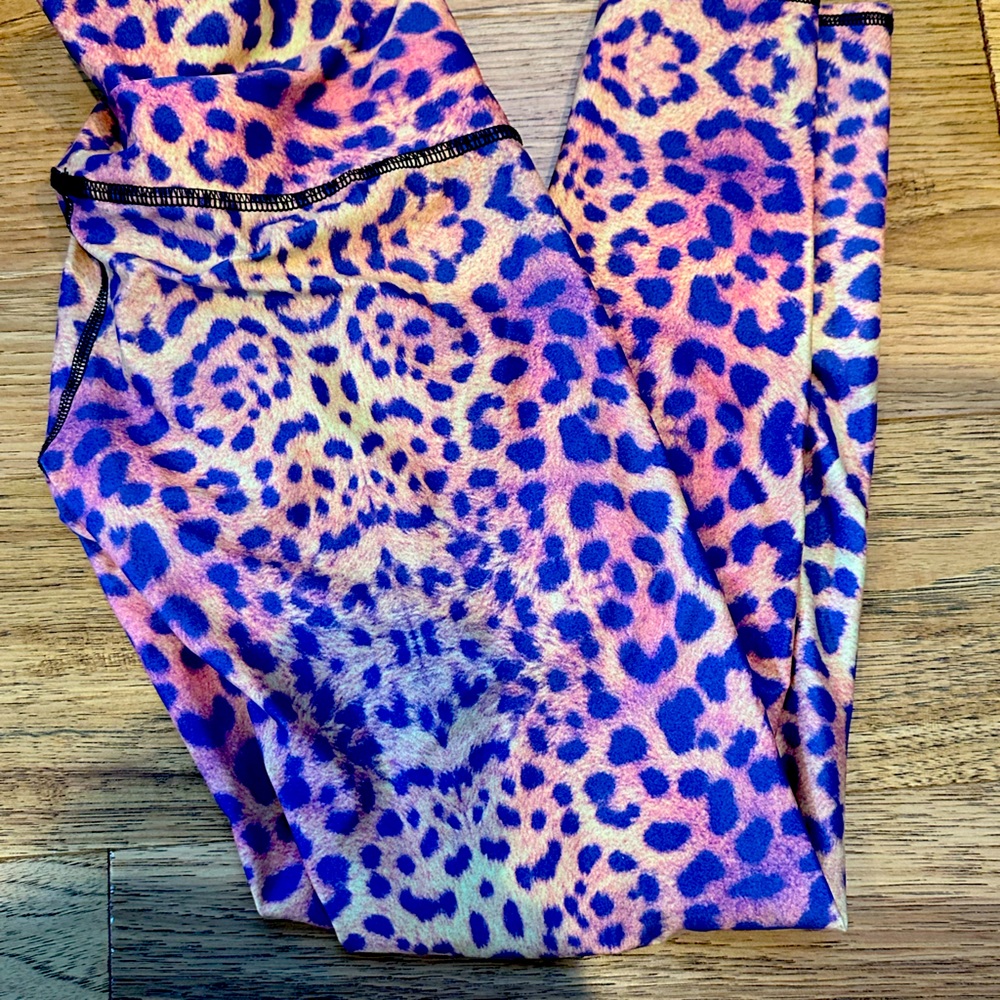 TEEKI PURPLE "AWAKENING" LEOPARD/CHEETAH HOT YOGA PANTS/LEGGINGS SIZE MEDIUM